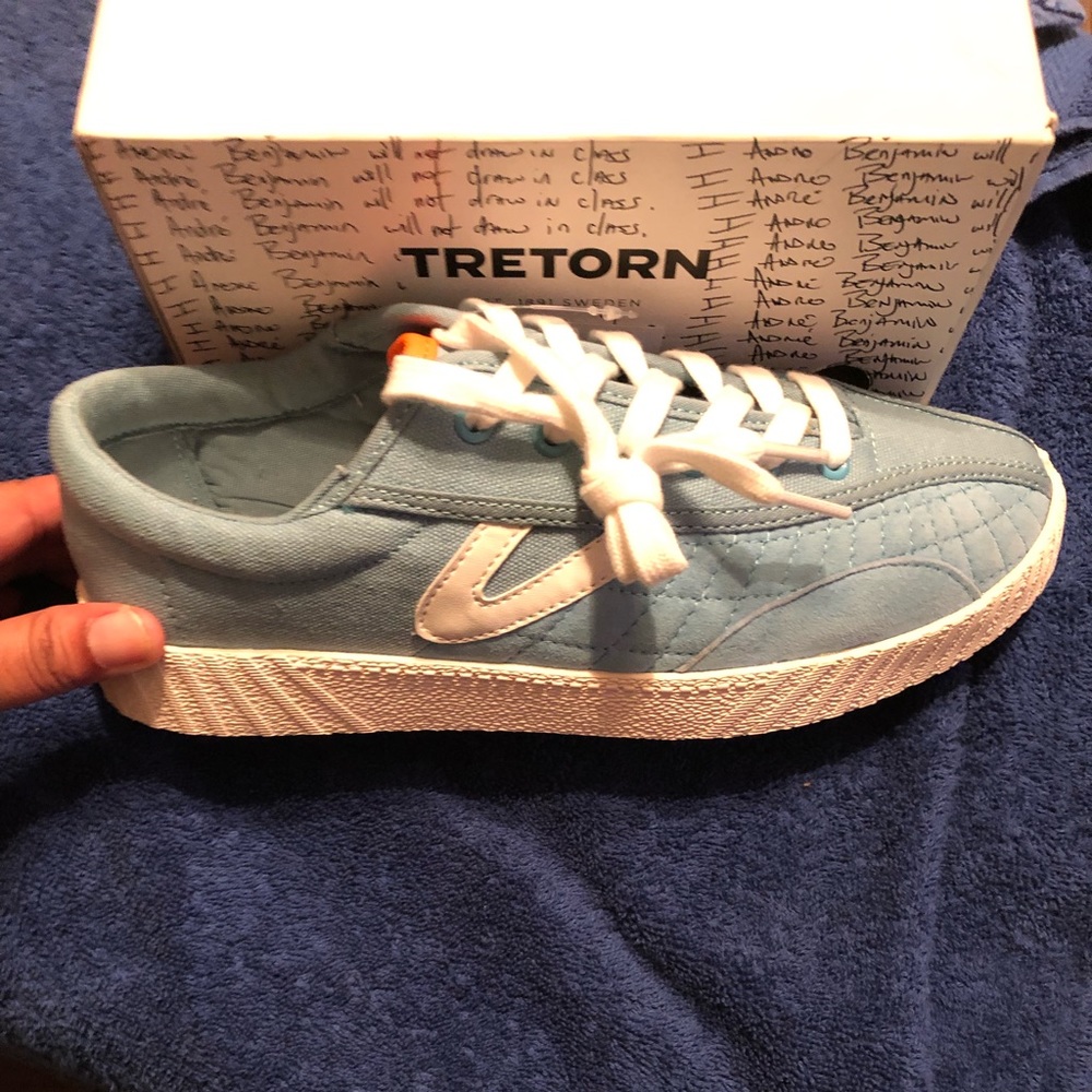Size 8 1/2 NIB Light Blue Tretorn